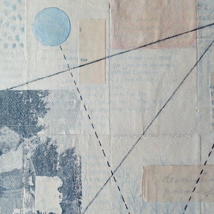 Pode incluir: Colagem de arte abstrata com um c&iacute;rculo azul, linhas pretas e um c&iacute;rculo preto. O fundo &eacute; uma tela branca com uma superf&iacute;cie texturizada. O texto "600" &eacute; vis&iacute;vel no canto superior direito. O texto "Hor even s When first thou e pake thro' the li for one of those For good yo are m ome true, some" &eacute; vis&iacute;vel no canto inferior direito.