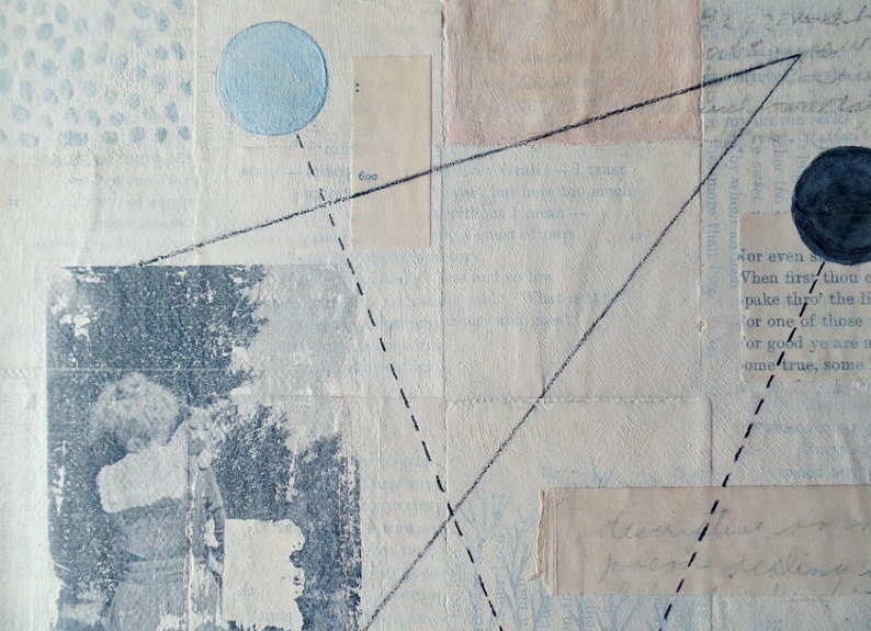 Pode incluir: Colagem de arte abstrata com um c&iacute;rculo azul, linhas pretas e um c&iacute;rculo preto. O fundo &eacute; uma tela branca com uma superf&iacute;cie texturizada. O texto "600" &eacute; vis&iacute;vel no canto superior direito. O texto "Hor even s When first thou e pake thro' the li for one of those For good yo are m ome true, some" &eacute; vis&iacute;vel no canto inferior direito.