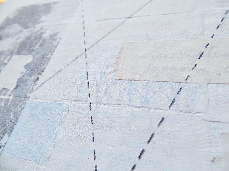 Pode incluir: Uma superf&iacute;cie branca texturizada com um peda&ccedil;o de papel colado nela. O papel tem uma escrita fraca nele. H&aacute; linhas tracejadas pretas desenhadas sobre a superf&iacute;cie.