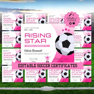 Op de afbeelding: Een verzameling bewerkbare voetbalcertificaten met roze en witte ontwerpen en zwart-witte voetbalafbeeldingen. De tekst bevat titels zoals Rising Star, Goal Machine en MVP Award, met tijdelijke aanduidingen voor spelersnamen, handtekeningen en datums.