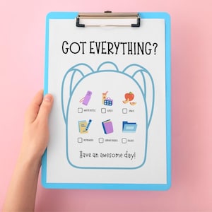 Puede incluir: Un portapapeles azul con una lista de verificaci&oacute;n que dice "GOT EVERYTHING?" y "Have an awesome day!". La lista de verificaci&oacute;n incluye una botella de agua, almuerzo, refrigerio, tarea, libros de biblioteca y una carpeta.