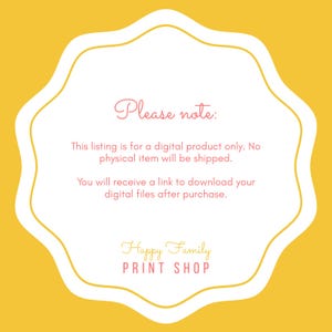 Puede incluir: Un fondo amarillo con un borde festoneado blanco y amarillo. El texto "Please note:" est&aacute; en una fuente cursiva. Debajo, el texto indica que este listado es para un producto digital y se proporcionar&aacute; un enlace despu&eacute;s de la compra. El nombre de la tienda es "Happy Family PRINT SHOP."