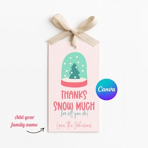 Könnte beinhalten: Ein rosa Geschenkanhänger mit beigem Band zeigt eine Schneekugel-Illustration mit einem Weihnachtsbaum. Der Text lautet "THANKS SNOW MUCH for all you do!" und "Love, the Johnsons." Ein Canva-Logo ist sichtbar.