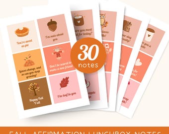 Puede incluir: Un conjunto de 30 notas imprimibles para loncheras con ilustraciones de temática otoñal como calabazas, bellotas, búhos y tazas de café. Cada tarjeta cuadrada incluye un mensaje breve y alentador con juegos de palabras estacionales, presentado en una paleta de colores cálidos de tonos naranja, marrón y rosa.