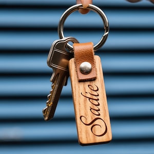 Personalisierter Name Schlüsselanhänger, Schlüsselanhänger aus Holz mit Gravur, Geburtstagsgeschenk, Geschenk für Mama, Muttertag, neuer Fahrer Geschenk, Brautjungfer Geschenk