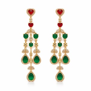Peut inclure: Une paire de boucles d'oreilles dorées avec un design en cascade. Chaque boucle d'oreille présente une pierre rouge en forme de cœur en haut, suivie de pierres rondes et en forme de goutte vertes et rouges. Les boucles d'oreilles sont ornées de petits cristaux transparents.