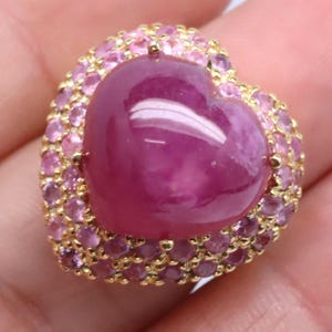 ルビーハートリング、ゴールドメッキスターリングシルバー、ピンクサファイアハローステートメントリング