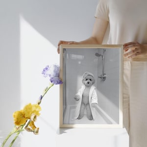 Poedel in een badjas kunst aan de muur, badkamer Art Print poster, poedel hond foto, grappig wanddecor, hondenliefhebber cadeau, afdrukbare kunst, digitale download