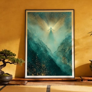 Peut inclure: Une impression d'art encadrée représentant une figure éthérée aux bras tendus, baignée de lumière dorée. L'œuvre d'art présente un paysage serein avec des tons turquoise et or. L'image est affichée dans une pièce avec un bonsaï et un bambou.