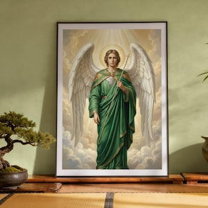 Peut inclure: Une impression d'art mural encadrée représentant une figure angélique centrale avec de grandes ailes blanches, vêtue d'une robe verte fluide et tenant un bâton fin. La figure est entourée d'une lumière douce et de nuages sur un fond clair.