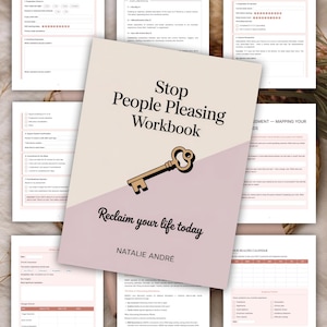 Puede incluir: Un cuaderno de trabajo titulado "Stop People Pleasing Workbook" con una ilustración de llave y el texto "Reclaim your life today" de Natalie André. La imagen incluye varias páginas abiertas con formularios y listas de verificación, todo en una paleta de colores suaves y neutros.