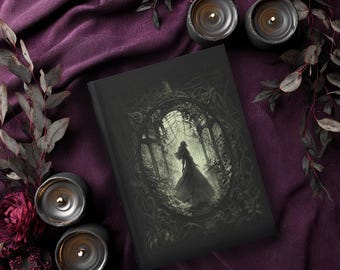 Puede incluir: Un diario negro con una ilustración de una figura en una escena de bosque. El diario está rodeado de velas encendidas, flores moradas oscuras y follaje sobre una tela morada oscura. La escena evoca un tema gótico o de fantasía.