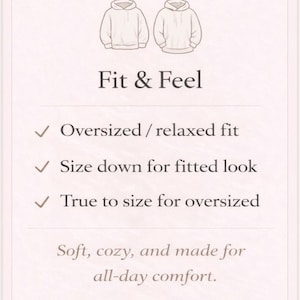 Op de afbeelding: Een lichtgekleurde informatieve afbeelding met twee contouren van hoodies bovenaan. De tekst luidt: Fit & Feel, Oversized / relaxed fit, Size down for fitted look, True to size for oversized, en Soft, cozy, and made for all-day comfort.