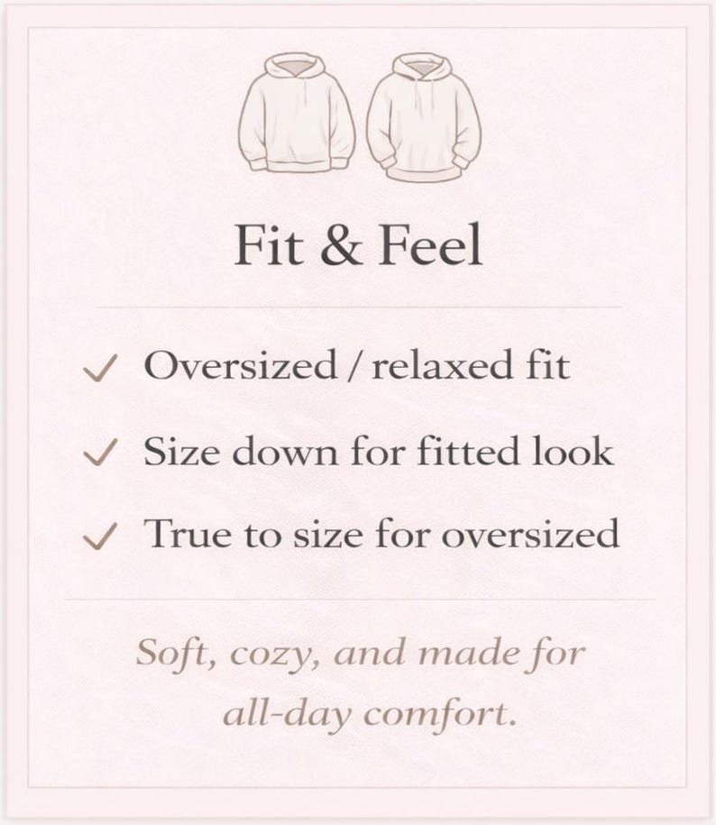 Op de afbeelding: Een lichtgekleurde informatieve afbeelding met twee contouren van hoodies bovenaan. De tekst luidt: Fit & Feel, Oversized / relaxed fit, Size down for fitted look, True to size for oversized, en Soft, cozy, and made for all-day comfort.