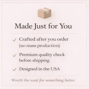 Op de afbeelding: Een vierkante afbeelding met een lichte achtergrond en een icoon van een kleine bruine doos bovenaan. De tekst luidt: Made Just for You, Crafted after you order (no mass production), Premium quality check before shipping, Designed in the USA, Worth the wait for something better.