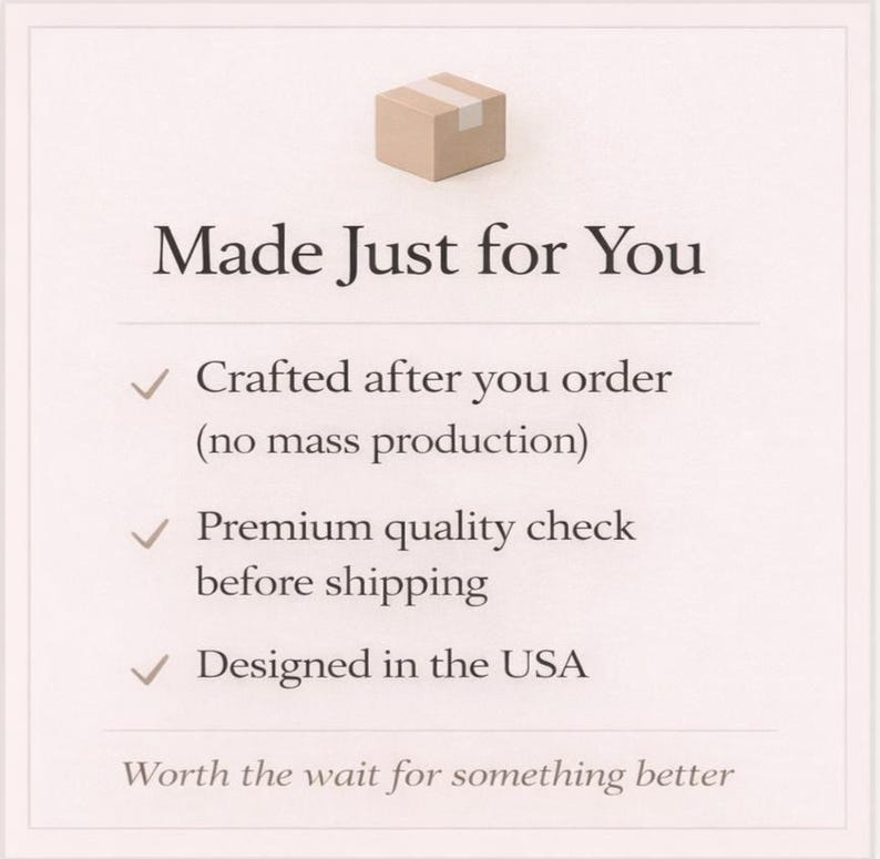 Op de afbeelding: Een vierkante afbeelding met een lichte achtergrond en een icoon van een kleine bruine doos bovenaan. De tekst luidt: Made Just for You, Crafted after you order (no mass production), Premium quality check before shipping, Designed in the USA, Worth the wait for something better.