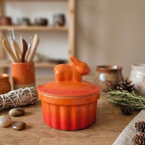 Cazuela con forma de conejo en degradado naranja vintage, ramequín con tapa de la colección Farmhouse.
