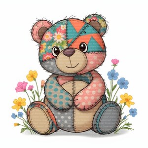 Può includere: Illustrazione di un orsacchiotto patchwork colorato. L'orso presenta vari motivi, tra cui floreali, a pois e geometrici, cuciti insieme. È circondato da fiori selvatici colorati rosa, gialli e blu.