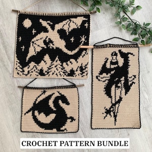 Puede incluir: Tres tapices de pared de ganchillo con diseños de dragones negros sobre fondo beige. Uno presenta un dragón volando sobre un paisaje montañoso, otro una silueta de dragón y el tercero un dragón con un jinete. El texto "CROCHET PATTERN BUNDLE" está en la parte inferior.