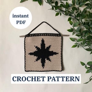 Könnte beinhalten: Ein beigefarbener und schwarzer Häkelwandbehang mit einem Sternmuster. Das quadratische Stück ist mit schwarzem Garn umrandet und hat einen Holzstab zum Aufhängen. Die Wörter "instant PDF" und "CROCHET PATTERN" sind ebenfalls sichtbar.
