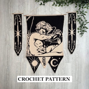 Peut inclure: Un ensemble de trois tentures murales en crochet noir et crème. La grande pièce centrale représente une figure ailée, tandis que les deux bannières latérales affichent des motifs d'étoiles. Le bas du centre montre un soleil, une clé et une lune.