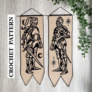 Op de afbeelding: Twee gehaakte wandkleden met zwarte en beige middeleeuwse ridderontwerpen. Elke banner heeft een zwart ophangkoord en een decoratieve onderkant. De tekst "CROCHET PATTERN" staat verticaal op de linker banner.