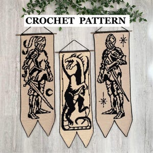 Puede incluir: Tres tapices de pared de ganchillo con diseños de caballeros medievales y dragones. Cada estandarte es de color beige con detalles en negro, con un caballero con una espada, un dragón y un caballero con una estrella. El texto "CROCHET PATTERN" está en la parte superior.