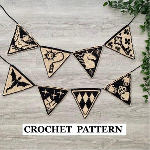 Puede incluir: Una guirnalda de ganchillo en negro y crema con banderines triangulares. Cada banderín presenta un diseño diferente, incluyendo una llave, un unicornio y una bombilla. El texto "CROCHET PATTERN" se muestra en la parte inferior.