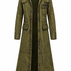 Può includere: Un cappotto lungo in denim verde oliva con colletto classico e più tasche. Il cappotto presenta una chiusura frontale con bottoni e una vestibilità su misura, offrendo un'opzione di capospalla elegante e funzionale.