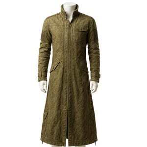 Può includere: Cappotto lungo verde oliva con collo alto, tasche multiple e finitura strutturata. Il cappotto presenta un design lungo, maniche lunghe e una vestibilità su misura. Il cappotto è esposto su un manichino.