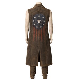 Può includere: Giacca lunga senza maniche marrone e pantaloni abbinati. La parte posteriore della giacca presenta un design invecchiato di un cerchio blu con stelle bianche e strisce rosse e bianche. La giacca ha un colletto a revers e una silhouette lunga e fluida.