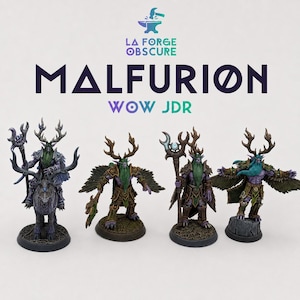 Può includere: Quattro miniature fantasy dipinte a mano raffiguranti personaggi con corna, barbe verdi e pelle viola. Il testo LA FORGE OBSCURE MALFURION WOW JDR è visualizzato sopra le figure, che includono un personaggio a cavallo e tre in piedi.