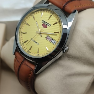 Vintage seiko 5 classic automatic yellow dial leather strap men&#39;s wrist watch Japan made