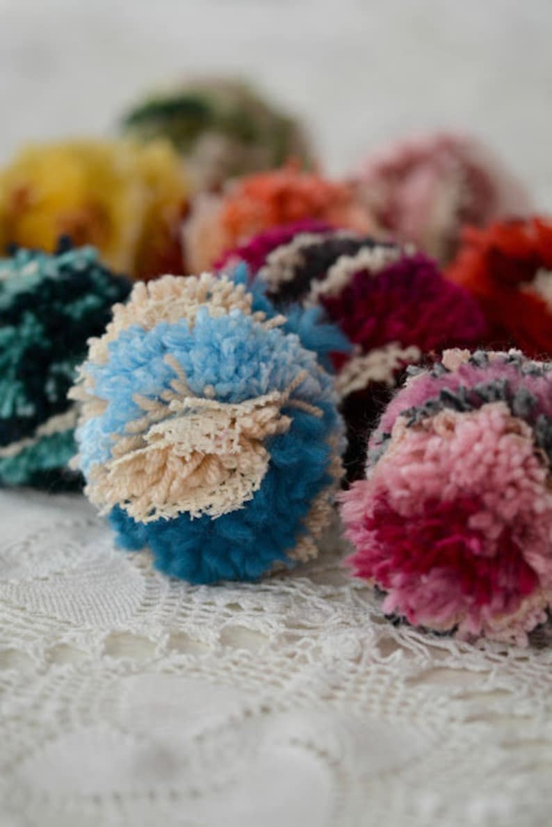 decoration boho decor pom poms DIY pom poms boho chic home decor Bohemian Pom Poms Tutorial textile art fiber art boho pom poms