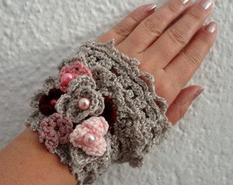 Brontë Crochet Cuff in dim beige/grayish,crochet cuff,crochet bracelet, crocheted lace,Victorian cuff,romantic cuff,flower cuff, wristlet