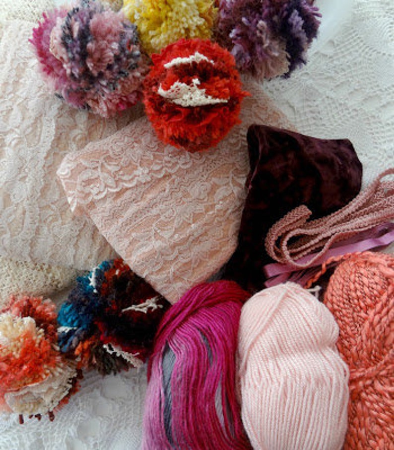 decoration boho decor pom poms DIY pom poms boho chic home decor Bohemian Pom Poms Tutorial textile art fiber art boho pom poms