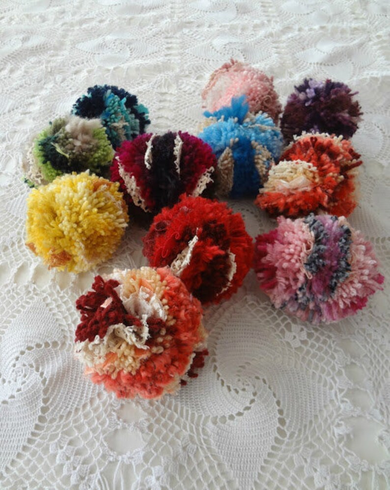 decoration boho decor pom poms DIY pom poms boho chic home decor Bohemian Pom Poms Tutorial textile art fiber art boho pom poms