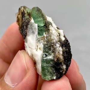 Campione di cristallo di smeraldo Chitral grezzo / 50 carati / Cristallo di smeraldo grezzo su matrice / Minerale da collezione proveniente dal Pakistan / Cristallo di berillo verde