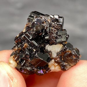37 karaat natuurlijke vesuvianiet-kristallencluster uit Pakistan mineralenverzamelaars / tentoonstellingsexemplaren