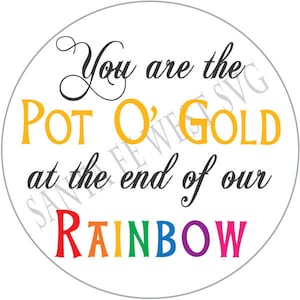 Puede incluir: Un círculo blanco con el texto "You are the Pot O' Gold at the end of our RAINBOW" en letras negras y amarillas. La palabra "RAINBOW" está en colores arcoíris.