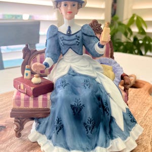 Avon Mrs. Albee President&#39;s Club Award porcelain figurine, 1992 edition.