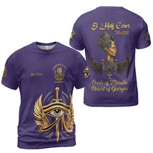 Peut inclure: T-shirt violet avec des graphiques et du texte dorés. Le devant présente un œil ailé et une épée, avec le texte "Imperial Court Daughters" et un espace pour un nom. Le dos affiche une reine égyptienne, des ailes et le texte "El Hajj Court No.252, Oasis of Musella Desert of Georgia."