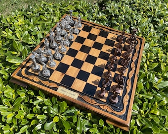 Handgefertigtes Schachspiel aus Holz: Metallfiguren, Brett mit Gravur