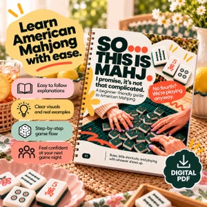 Op de afbeelding: Een spiraalgebonden instructieboek getiteld So... This Is Mahj, een beginnersvriendelijke gids voor Amerikaans Mahjong. De kaft bevat tekst, illustraties van Mahjong-tegels en een foto van handen die het spel spelen. Inclusief een digitaal PDF-icoon.