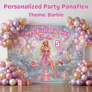 Può includere: Sfondo per feste personalizzato a tema "Barbie". Lo sfondo presenta un personaggio dei cartoni animati di Barbie, una torta di compleanno e palloncini nei toni del rosa, dell'oro e del viola. Il testo "Happy Birthday Jenny Barbie" è visualizzato.