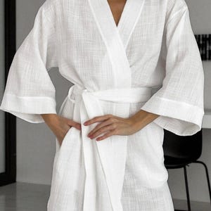 Elegant White Kimono Robe in Soft Muslin Cotton, Stylish Bathrobe with Belt and Pockets, Cozy Loungewear for Women, Perfect Gift for Her
