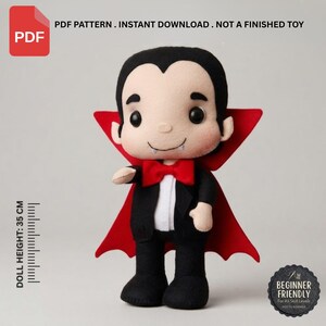 Op de afbeelding: Een PDF-patroon voor een viltvampierpop met zwart haar, een wit gezicht, een zwart pak, een rode vlinderdas en een rode cape. De tekst luidt: PDF PATTERN . INSTANT DOWNLOAD . NOT A FINISHED TOY. De pop heeft een hoogte van 35 cm.
