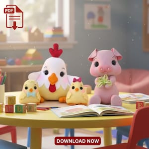 Op de afbeelding: Een kinderillustratie met een witte kip met een rode kam, twee gele kuikens en een roze varken. Het speelgoed staat op een gele tafel met een open boek. De afbeelding heeft een zachte, uitnodigende uitstraling.