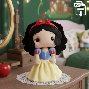 Puede incluir: Muñeca de Blancanieves hecha a mano, con cabello negro, un lazo rojo y un vestido amarillo. La muñeca tiene un corpiño azul con detalles rojos y blancos en las mangas. Se exhibe sobre una superficie de madera con una manzana roja y un tapete decorativo.