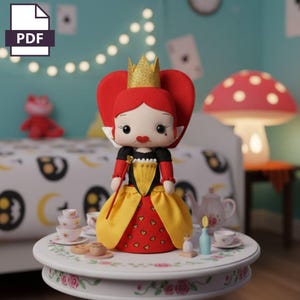 Puede incluir: Muñeca hecha a mano de la Reina de Corazones de Alicia en el País de las Maravillas. La muñeca tiene pelo rojo en forma de corazón, una corona dorada y un vestido rojo, negro y amarillo. Está sobre una mesa floral, rodeada de tazas y una tetera.